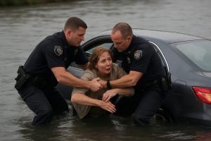 Rare Rescue Unfolds as Quick-Thinking Officers Save Woman from Sinking Car